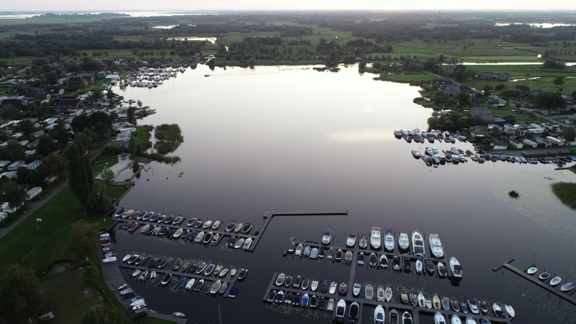 Camping Kleine Belterwijde, Wiede Lodge Met Uitzicht Over Het Water エクステリア 写真